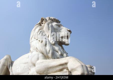 Antica statua di Lion in sfondo cielo al memoriale della Victoria Gate, Kolkata, India. Costruito con il bianco Makrana marmi utilizzando l unione e la Indo-Isla Foto Stock