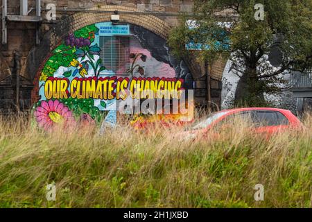 Cambiamento climatico il murale "il nostro clima sta cambiando", Glasgow, Scozia, Regno Unito - ha dipinto davanti alla COP26 Conferenza ONU sui cambiamenti climatici 2021 Foto Stock