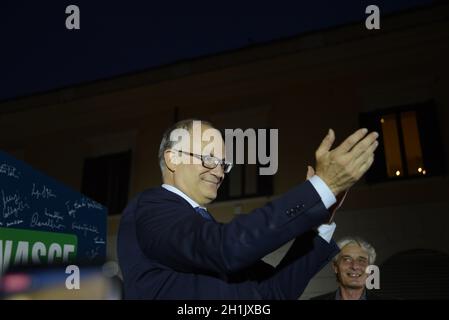 Roberto Gualtieri vince le elezioni e divora sindaco di Roma- 18/10/2021. Festeggiamenti in Piazza Santissimi Apostoli Foto Stock