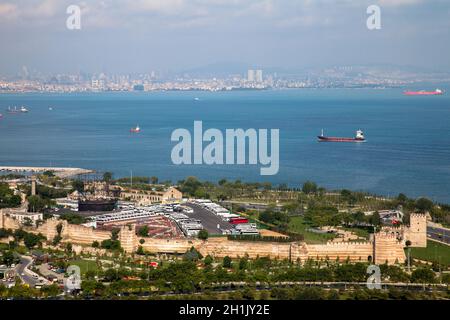 Istanbul, Turchia - 06-14-2017:le storiche mura di Yedikule, il Mar di Marmara e vista sul Bosforo, Istanbul Foto Stock