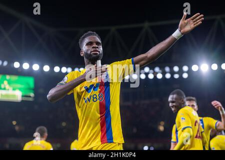 LONDRA, INGHILTERRA - OTTOBRE 18: Odsonne Édouard di Crystal Palace festeggia dopo aver segnato il gol durante la partita della Premier League tra Arsenal e Crystal Palace all'Emirates Stadium il 18 ottobre 2021 a Londra, Inghilterra. (Foto di Sebastian Frej) Foto Stock