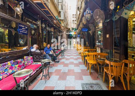 Cairo, Egitto - Settembre 25 2021: Vecchia famosa caffetteria, El Fishawi, situato nella storica Mamluk era Khan al-Khalili famoso bazar e souq Foto Stock