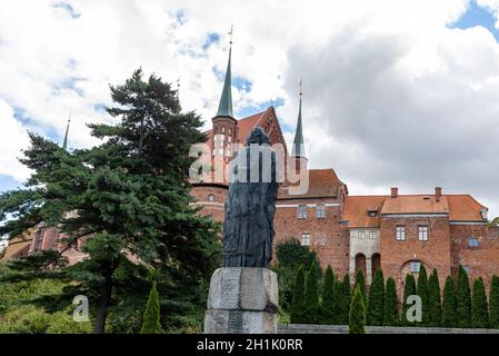 Frombork, Polonia - 7 settembre 2020: Monumento a Nicolaus Copernicus e frammento di una collina cattedrale a Frombork. Polonia Foto Stock