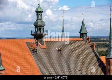 Frombork, Polonia - 7 settembre 2020: Ristrutturazione del tetto della cattedrale di Frombork. Polonia Foto Stock