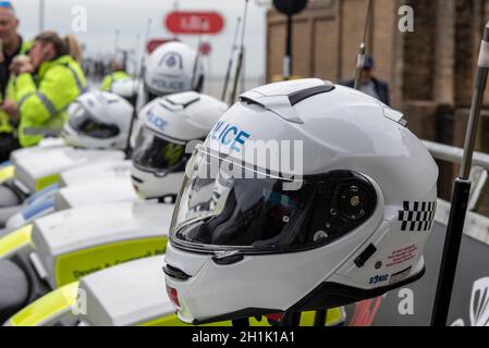 Le motociclette della polizia e dell'evento sono pronte a far funzionare i blocchi stradali per la gara ciclistica AJ Bell Women's Tour, fase quattro attraverso l'Essex. Caschi della polizia Foto Stock