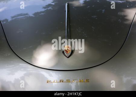 Eyrignac, Francia - 2 settembre 2018: Porsche 911 Parcheggio auto a Eyrignac in Dordogna. Francia Foto Stock