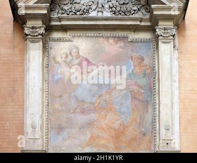 Madonna che regge il Cristo Bambino e si siede sulle nuvole, con i Santi Pietro e Paolo che guardano alla Chiesa adorante di San Giovanni della Pigna, Rom Foto Stock