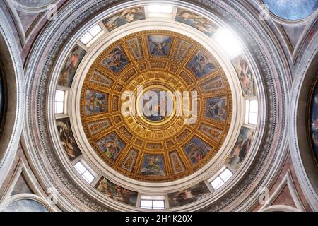 La cupola nella Cappella Chigi disegnata da Raffaello, pittura della storia di creazione di Francesco Salviati nella chiesa di Santa Maria del Popolo, Roma, Italia Foto Stock