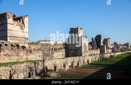 Rovine storiche delle mura bizantine a Istanbul Foto Stock