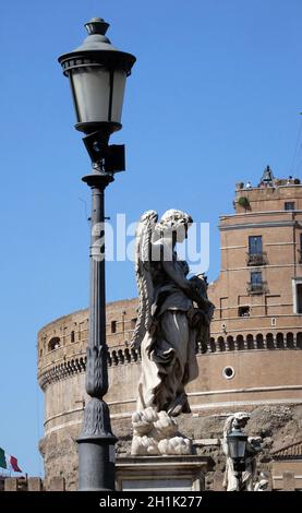 Statua di angelo con le fruste di Antonio Giorgetti, Ponte Sant'Angelo a Roma, Italia Foto Stock