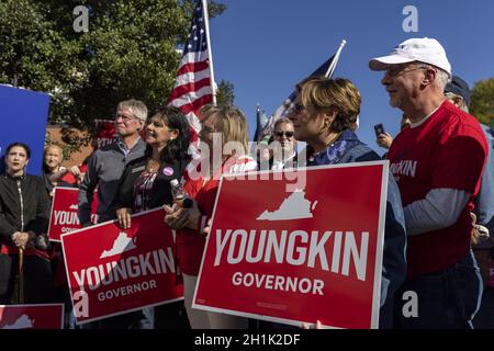 Manassas, Stati Uniti. 18 Ott 2021. I sostenitori ascoltano il candidato repubblicano per il governatore della Virginia Glenn Youngkin parlare al raduno dei primi voti a Manassas, VA lunedì 18 ottobre 2021. Youngkin sta correndo contro il democratico Terry McAuliffe, nelle elezioni generali del governatore della Virginia il 2 novembre 2021, il governatore in carica Ralph Northam non è in grado di cercare una rielezione a causa dei limiti di termine. Foto di Tasos Katopodis/UPI Credit: UPI/Alamy Live News Foto Stock