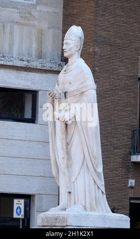 Sant'Ambrogio di Arturo Dazzi, Basilica dei Santi Ambrogio e Carlo al corso, Roma, Italia Foto Stock