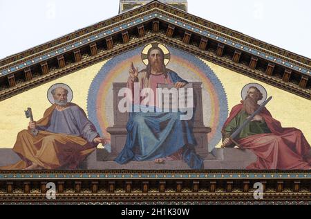 Mosaico di Gesù Cristo Maestro, Santi Pietro e Paolo, Basilica di San Paolo fuori le mura a Roma, Italia Foto Stock