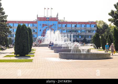 Anapa, Russia - 17 settembre 2020: Vicolo delle fontane di fronte all'edificio amministrativo della città di Anapa resort Foto Stock
