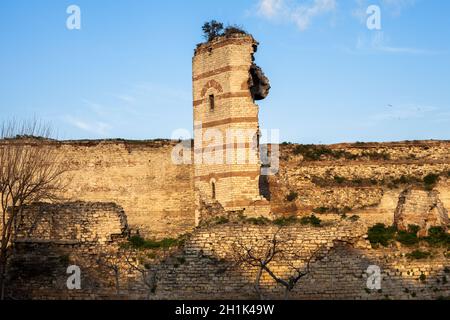 Rovine storiche delle mura bizantine a Istanbul Foto Stock