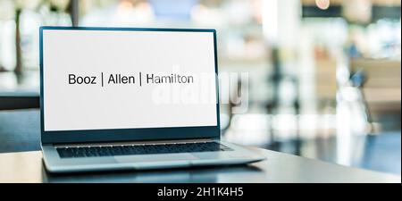 POZNAN, POL - SET 23, 2020: Computer portatile con logo di Booz Allen Hamilton Holding Corporation, un'azienda americana di management e information technol Foto Stock