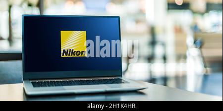 POZNAN, POL - 23 SETTEMBRE 2020: Computer portatile con logo di Nikon, una multinazionale giapponese con sede a Tokyo, Giappone, specializzata Foto Stock