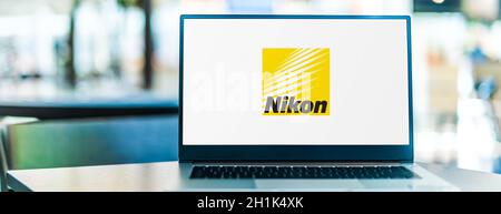 POZNAN, POL - 23 SETTEMBRE 2020: Computer portatile con logo di Nikon, una multinazionale giapponese con sede a Tokyo, Giappone, specializzata Foto Stock