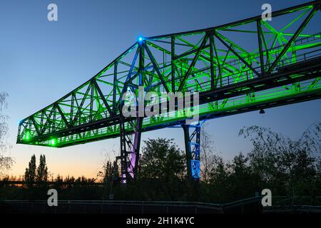 DUISBURG, GERMANIA - 18 SETTEMBRE 2020: Patrimonio industriale della vecchia economia, rovina illuminata di acciaieria nel Landschaftspark Duisburg a Septe Foto Stock