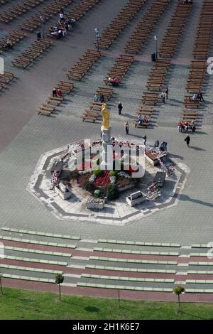 MARIJA BISTRICA, CROAZIA - SET 15: Candele di luce fedeli non identificate davanti alla statua della Vergine Maria nel santuario nazionale croato del Vir Foto Stock