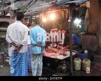 Strade di Kolkata. Macellaio e la sua stalla al mercato dove l'igiene è molto povera. Foto Stock