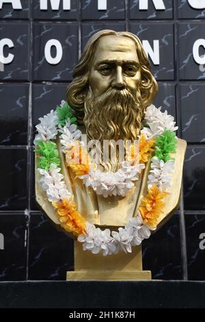 Monumento di Rabindranath Tagore a Kolkata, India, divenne il primo non-europeo a vincere il Premio Nobel per la letteratura nel 1913. Foto Stock