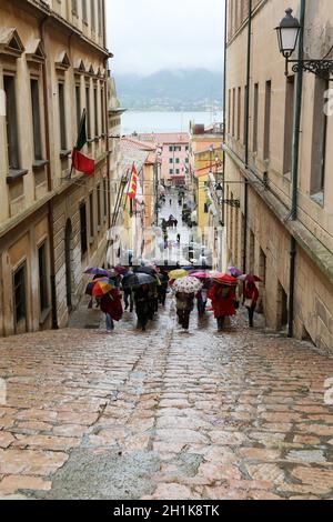 I turisti saliscono le scale in strada, Portoferraio, Italia Foto Stock