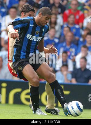 PORTSMOUTH V INTER MILAN 31-07-05 ADRIANO PIC MIKE WALKER, 2005 Foto Stock