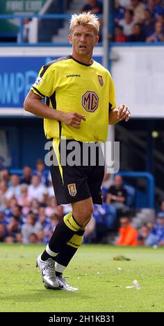 PORTSMOUTH V ASTON VILLA MARCUS ALLBACK 16-08-03 PIC MIKE WALKER, 2003 Foto Stock