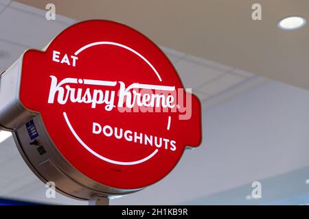 Atlanta, GA - 1 ottobre 2021: Krispy Kreme è un ristorante popolare per ciambelle e caffè. Foto Stock