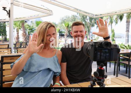 Uomo e donna che ondeggiano al primo piano della macchina fotografica Foto Stock