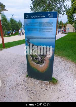 Sirmione, Italia - 20 settembre 2014: Rovine delle Grotte di Catullo, villa romana a Sirmione, Lago di Garda, Italia Foto Stock