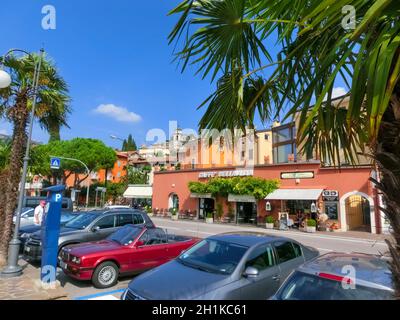 Torbole, Italia - 21 settembre 2014: Colorato caffè Bellavista nel centro storico di Nago-Torbole, Italia. Nago-Torbole è una località situata nella parte settentrionale del Garda Foto Stock