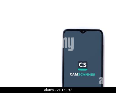 LOD, Israele - 8 luglio 2020: Schermo di lancio dell'app CamScanner con logo sul display di uno smartphone nero isolato su sfondo bianco. Vista dall'alto Foto Stock