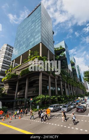 Singapore - 4 Dicembre 2019: Vista della facciata verde naturale del Parkroyal Hotel sulla Pickering St nella citta' di Singapore. Foto Stock