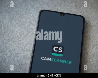 LOD, Israele - 8 luglio 2020: Schermo di lancio dell'app CamScanner con logo sul display di uno smartphone nero su sfondo in pietra ceramica. Vista dall'alto f Foto Stock