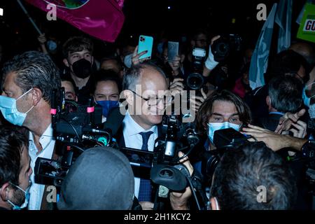 Roma Italia. 18 ottobre 2021. Neo eletto sindaco di Roma, candidato di centro-sinistra, Roberto Gualtieri si rivolge ai sostenitori mentre celebra la sua vittoria a Roma. Credit: Cosimo Martemucci / Alamy Live News Foto Stock