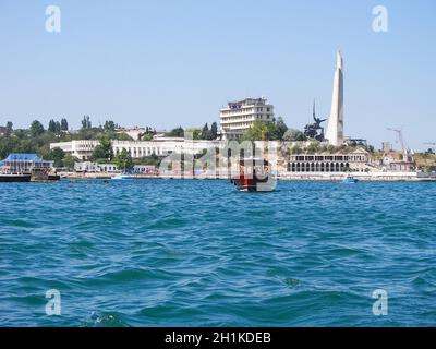 Repubblica di Crimea, Sevastopol - 28 luglio 2019: L'argine della città di Sevastopol. Architettura vicino alla costa. Foto Stock