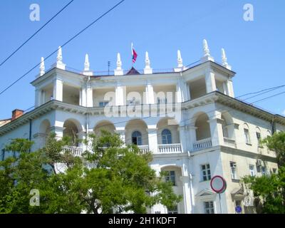 Repubblica di Crimea, Sevastopol - 28 luglio 2019: L'architettura degli edifici a Sevastopol. La città è un eroe di Sevastopol e la sua architettura Foto Stock