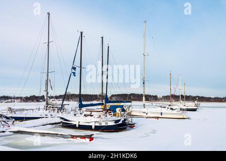 Barche a vela nel porto della città in inverno a Rostock, Germania. Foto Stock