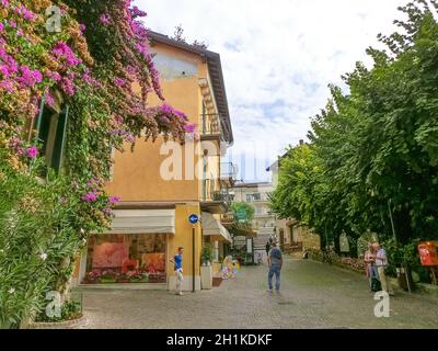 Sirmione, Italia - 20 settembre 2014: Le persone che vanno al Castello Scaligero di Sirmione, Italia, il 20 settembre 2014. Il famoso castello di Sirmione Foto Stock