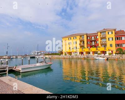 Sirmione, Italia - 20 settembre 2014: Lago di Garda. Il famoso hotel europeo di Sermione a Sirmione. Italia. Foto Stock