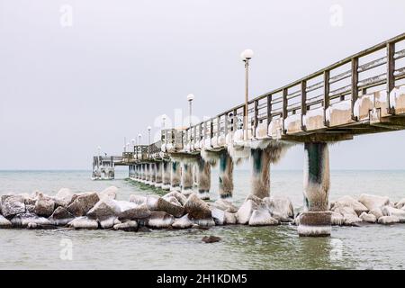 Molo sulla costa del Mar Baltico in inverno a Wustrow, Germania. Foto Stock