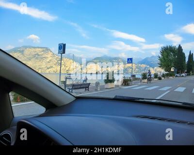 Torri del Benaco, Italia - 20 settembre 2014: Alta montagna e strada a riva, Lago di Garda, Italia, Europa. Foto Stock