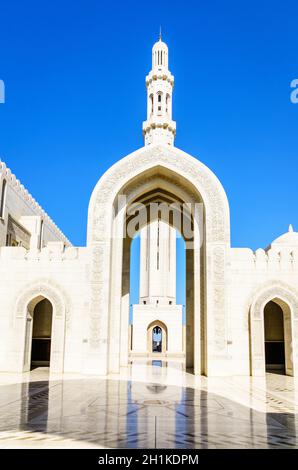 Minareto principale e cancello d'ingresso alla Grande Moschea del Sultano Qaboos a Mascate, Oman Foto Stock