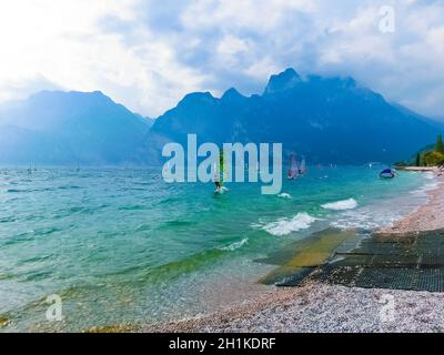 Torbole, Italia - 21 settembre 2014: Un uomo che fa windsurf sul Lago di Garda a Torbole, Italia il 21 settembre 2014 Foto Stock