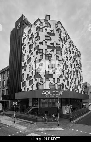 Singapore - 4 dicembre 2019: Vista sull'Aqueen Jalan Besar Hotel vicino Little India a Singapore. Foto in bianco e nero in stile retrò. Foto Stock