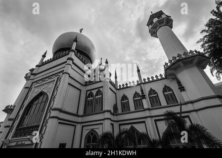 Singapore - 4 dicembre 2019: Una vista grandangolare dal basso sulla Moschea del Sultano a Singapore. Foto in bianco e nero in stile retrò. Foto Stock