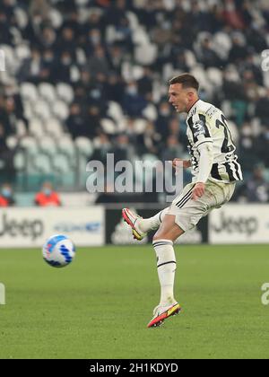 Stadio Allianz, Torino, Italia, 17 ottobre 2021, Federico Bernardeschi (Juventus FC) controlla la palla durante la Juventus FC vs AS Roma - calcio italiano Foto Stock