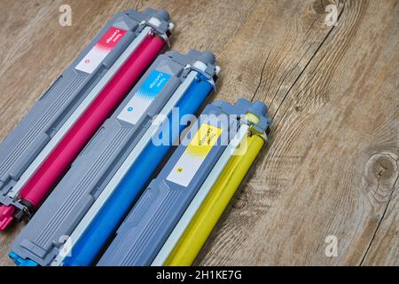 Tre cartucce di toner per stampanti laser a colori. Foto Stock